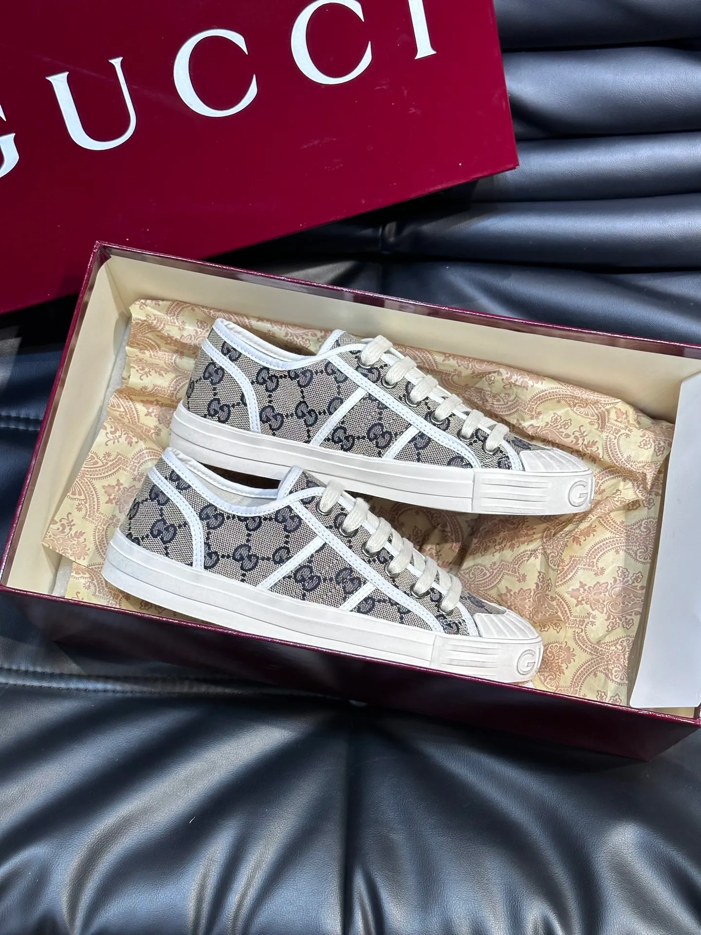 Men's shoes 💰p360 "GUUC*" Couple model 👫GG printed canvas sneakers, this sneaker is from the Gucci Lido series, and its design is inspired by the summer style and beach clubs of the Italian coast. The early autumn series reinterprets the brand's classic design elements and exquisite patterns from a modern perspective. These low-top sneakers are crafted from the brand's original fabric, the classic GG printed canvas, with a slightly distressed effect around the rubber sole. The GG pattern and logo are cleverly integrated into the sole, and the toe is embellished with an embossed Gucci logo. The towel insoles are decorated with brand logo leather labels, are light, comfortable and breathable for the feet, and come with a full set of original packaging! Size: Female 35-40 Male 38-45 (46 customized)